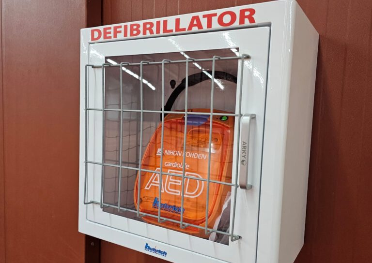 Defibrillator in der Halle